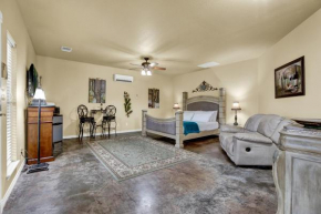 Cozi Cottage with Hot Tub! - 2 Min to Wineries!